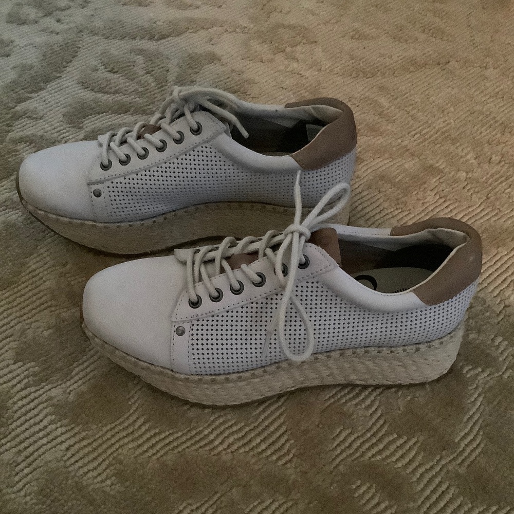 Shoe - Picture 2 of 6